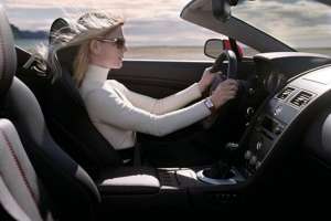 Phụ nữ lái xe - Kinh nghiệm an toàn cho phái đẹp khi cầm lái